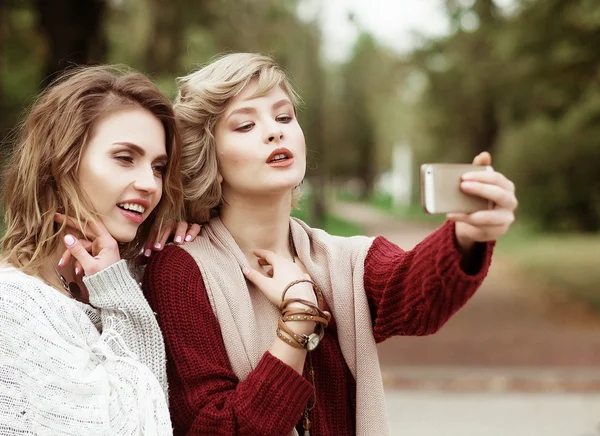 Unga kvinnor att göra selfie — Stockfoto