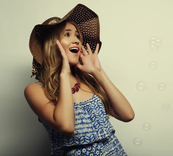 Mujer en sombrero de paja de verano — Foto de Stock