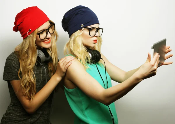 Duas meninas hipster amigos tomando selfie — Fotografia de Stock