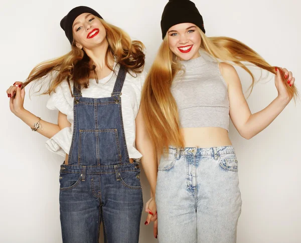 Dos amigas jóvenes de pie juntas y divirtiéndose. — Foto de Stock