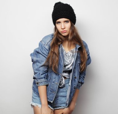 Güzel genç esmer kadın portresi stüdyo