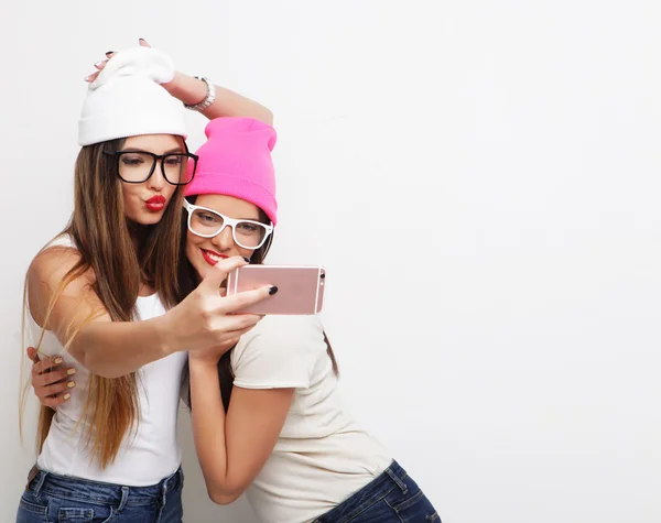 Två tonårsflickor vänner i hipster outfit gör selfie — Stockfoto