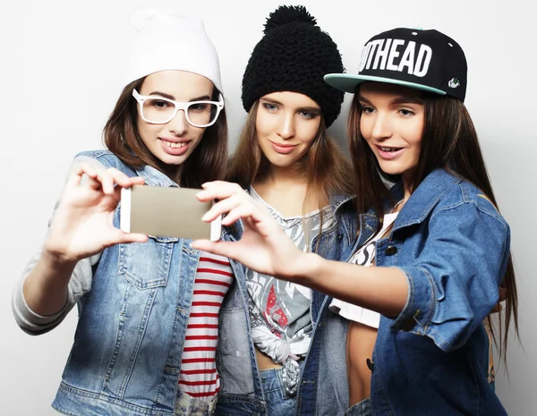 Tres chicas adolescentes felices con teléfono inteligente tomando selfie —  Fotos de Stock