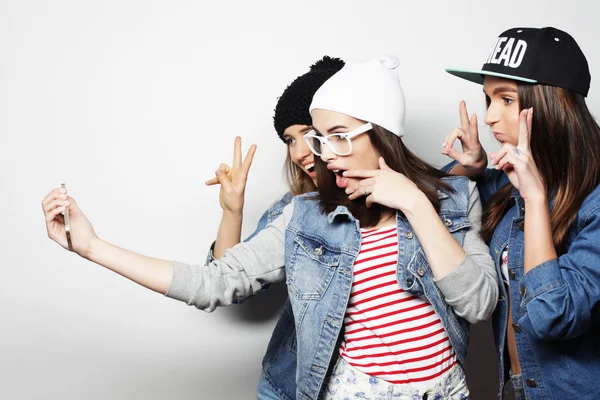 Tre glade teenage piger med smartphone tager selfie - Stock-foto
