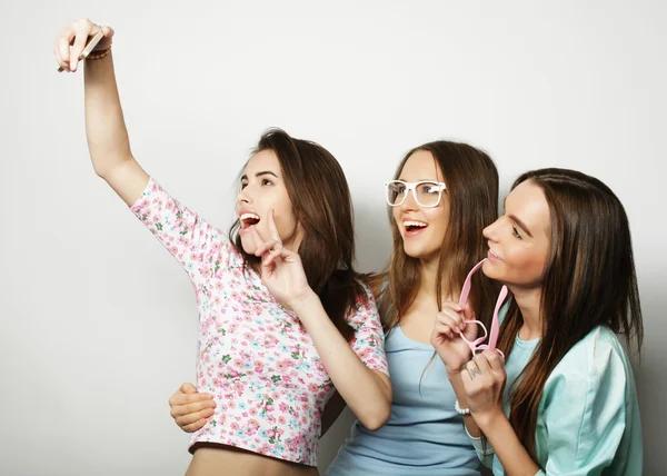 Trzy nastolatki szczęśliwy z smartphone przy selfie — Zdjęcie stockowe