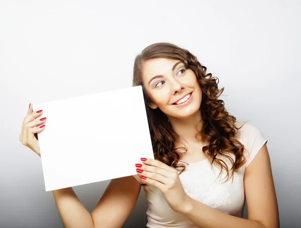 Sorrindo jovem mulher estilo casual mostrando tabuleta em branco — Fotografia de Stock