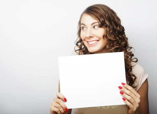 Sorrindo jovem mulher estilo casual mostrando tabuleta em branco — Fotografia de Stock