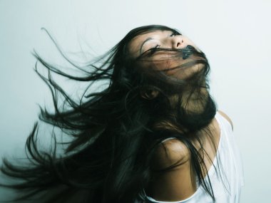 hafif rüzgarda çırpınan saçlı Asyalı kız