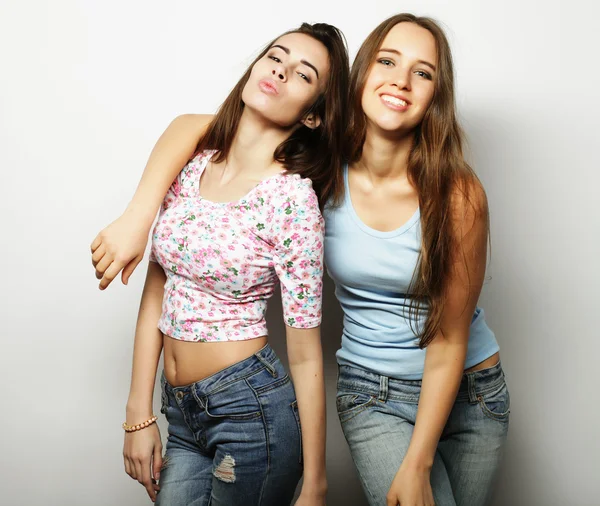 Livsstil og mennesker koncept: To unge veninder stående til - Stock-foto