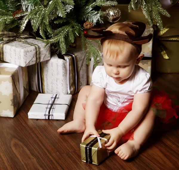 Little baby girl with the gift box near  Decorating Christmas tr — Stock Photo, Image