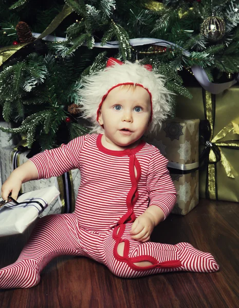 Little baby girl with the gift box near  Decorating Christmas tr — Stock Photo, Image