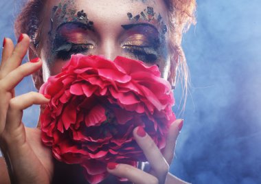 Yaratıcı makyajlı kadın