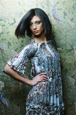 Güzel esmer kadın.