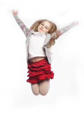 Kız beyaz arka planda zıplıyor