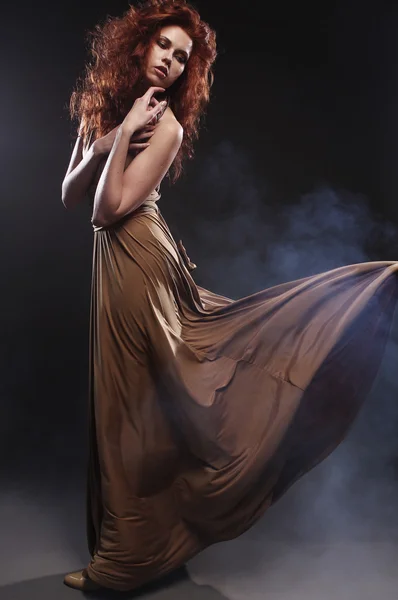 Frau im langen Kleid — Stockfoto