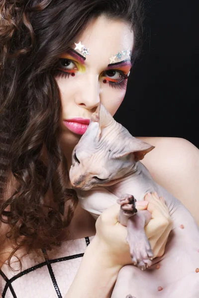 Jonge prinses met Sphynx kat. — Stockfoto