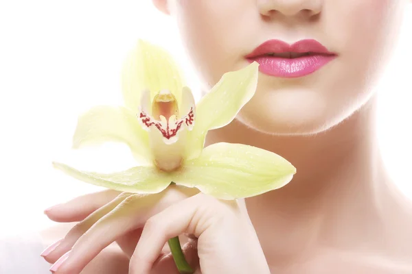 Giovane donna con brillante make up holding orchidea — Foto Stock