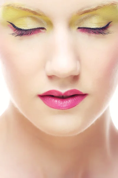 Ung flicka med ljus mångfärgade make-up. — Stockfoto