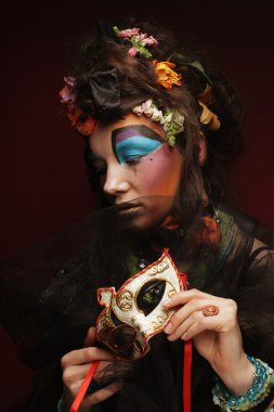 carnaval maskesi ile parlak makyaj kadınla