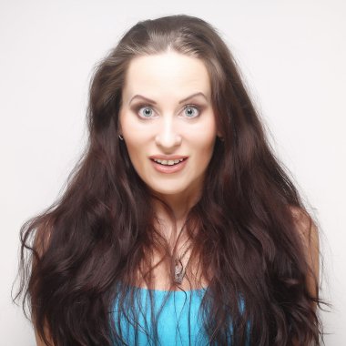 Kadın komik surat yapıyor.