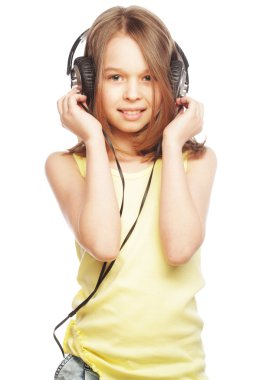 Kız kulaklık düzenliyor