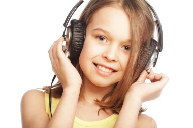 Kız kulaklık düzenliyor