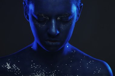 koyu mavi yüz kadınla