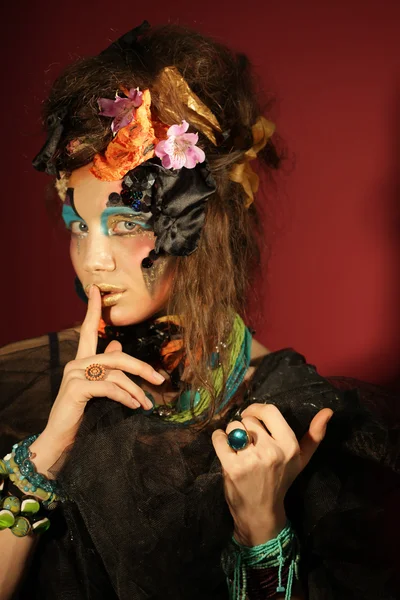 Młoda kobieta z jasnym makijażu twórczego — Zdjęcie stockowe