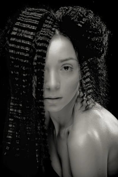 Porträtt av vacker ung kvinna med lockigt hår — Stockfoto