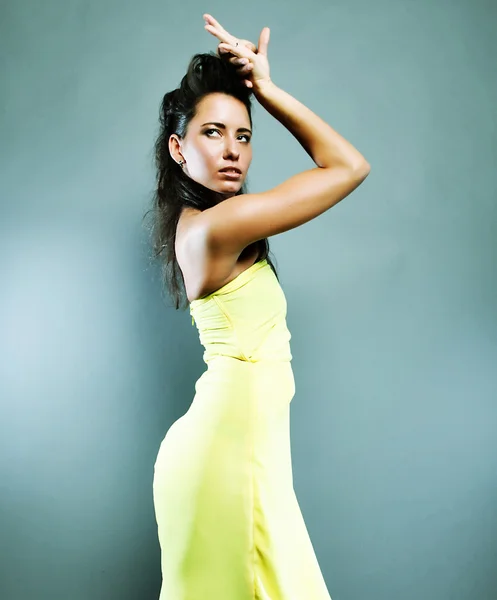 Mulher bonita em vestido amarelo — Fotografia de Stock