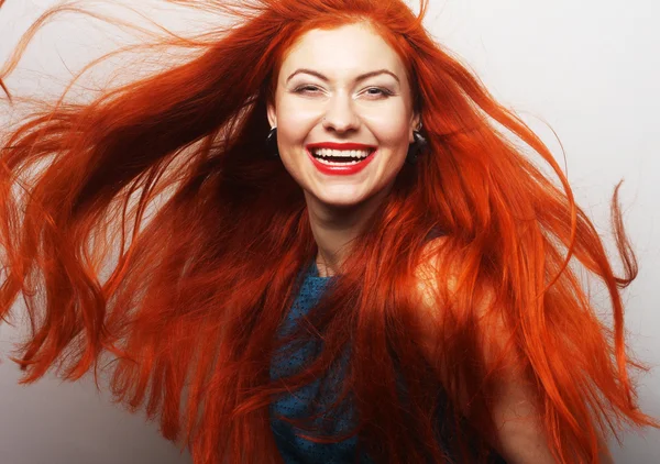 Mujer con el pelo rojo largo que fluye — Foto de Stock