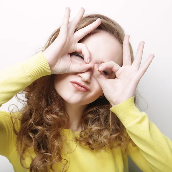 Frau auf der Suche nach etwas mit weit geöffneten Augen — Stockfoto