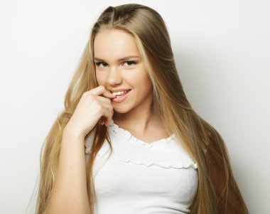 Genç sarışın kız gülümseyen şirin