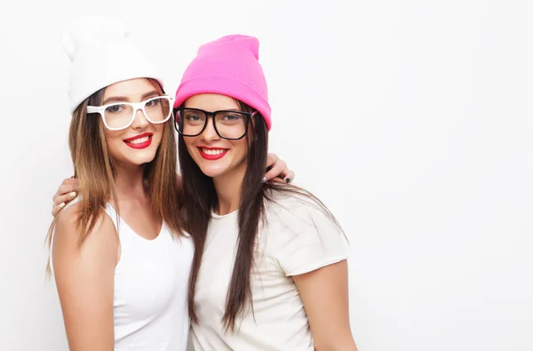 Deux jeunes filles amies portant des chapeaux — Photo