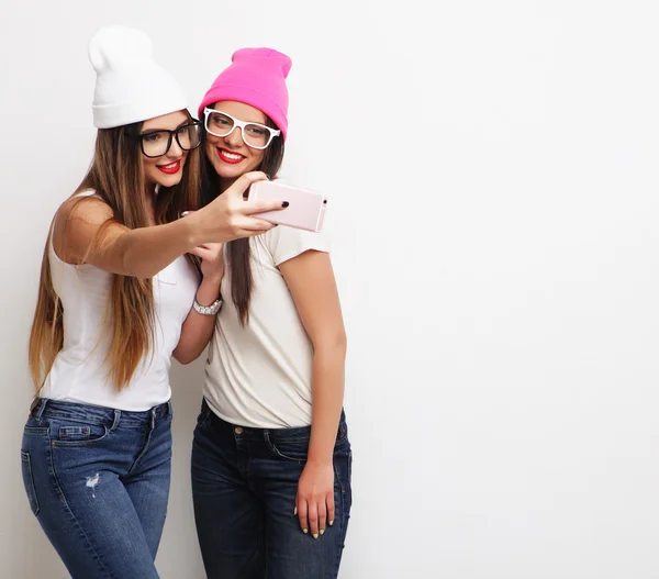 Dos amigas adolescentes en traje hipster hacen selfie —  Fotos de Stock