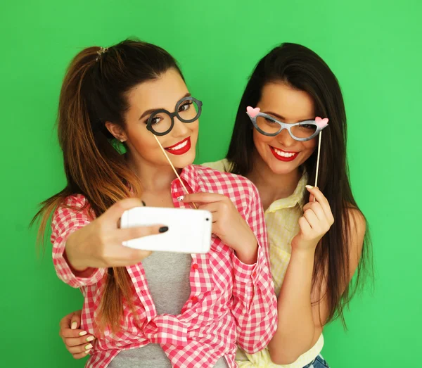 Twee stijlvolle sexy hipster meisjes beste vrienden klaar voor feest — Stockfoto