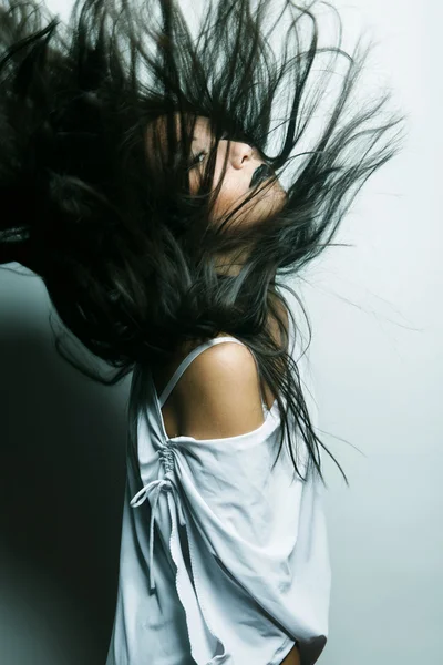 Hafif rüzgarda çırpınan saçlı Asyalı kız — Stok fotoğraf
