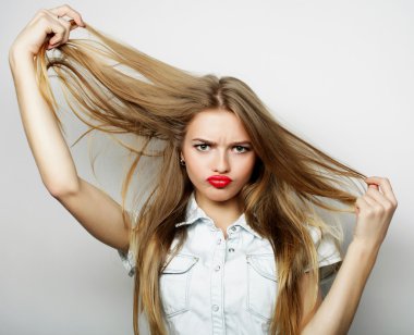 Güzel, genç, şaşkın kadın.