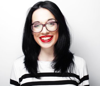 Genç esmer kız gülümseyen şirin