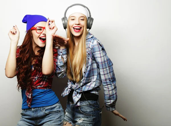 Güzellik hipster kızlar bir mikrofon ile — Stok fotoğraf