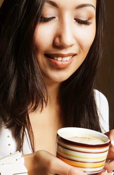 Ziemlich asiatische Frau trinken Kaffee — Stockfoto