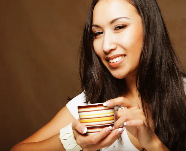 Ziemlich asiatische Frau trinken Kaffee — Stockfoto