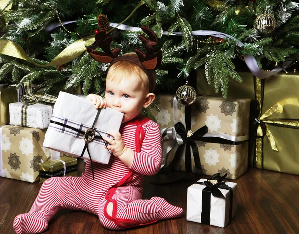 Hediye kutusu Noel dekorasyon tr yakınındaki küçük bebek kız — Stok fotoğraf