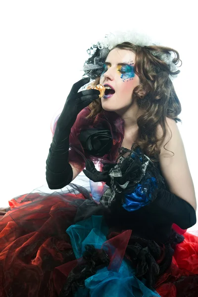 Mujer joven con maquillaje creativo con pastel . — Foto de Stock