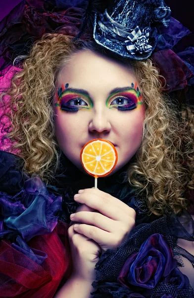 Meisje met creatieve make-up houdt lolly — Stockfoto