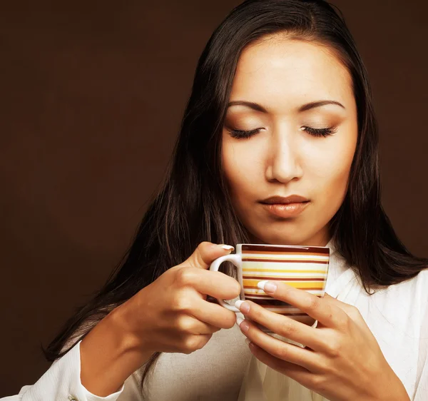 Asiatin trinkt Kaffee oder Tee — Stockfoto