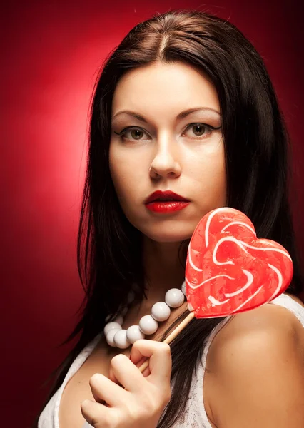 Mujer bastante joven sosteniendo lolly pop . — Foto de Stock