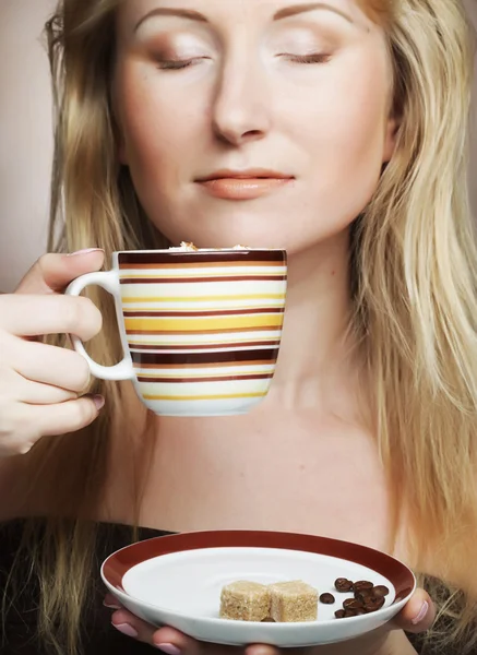 Schöne Frau trinkt Kaffee — Stockfoto