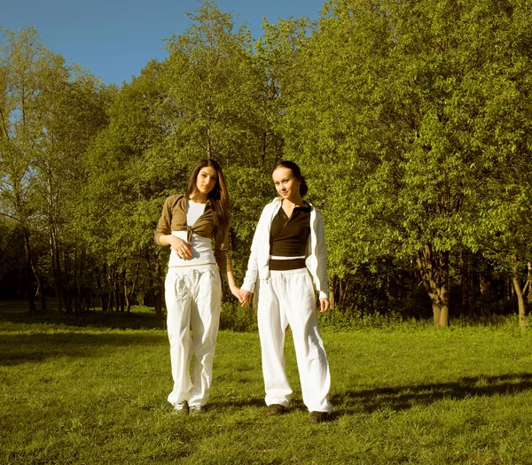 Twee meisje in park — Stockfoto