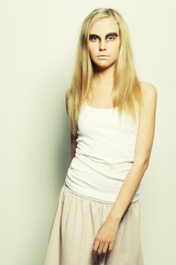 moda model ışık arka plan üzerinde poz